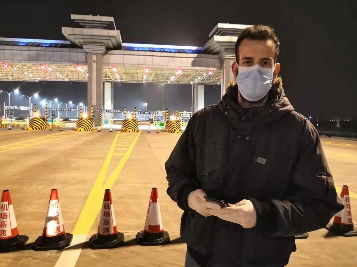 Jaime Santirso, en el aeropuerto de Wuhan, donde anoche estaba previsto que saliera el vuelo que le trasladará, junto a otra veintena de españoles, a Madrid. 