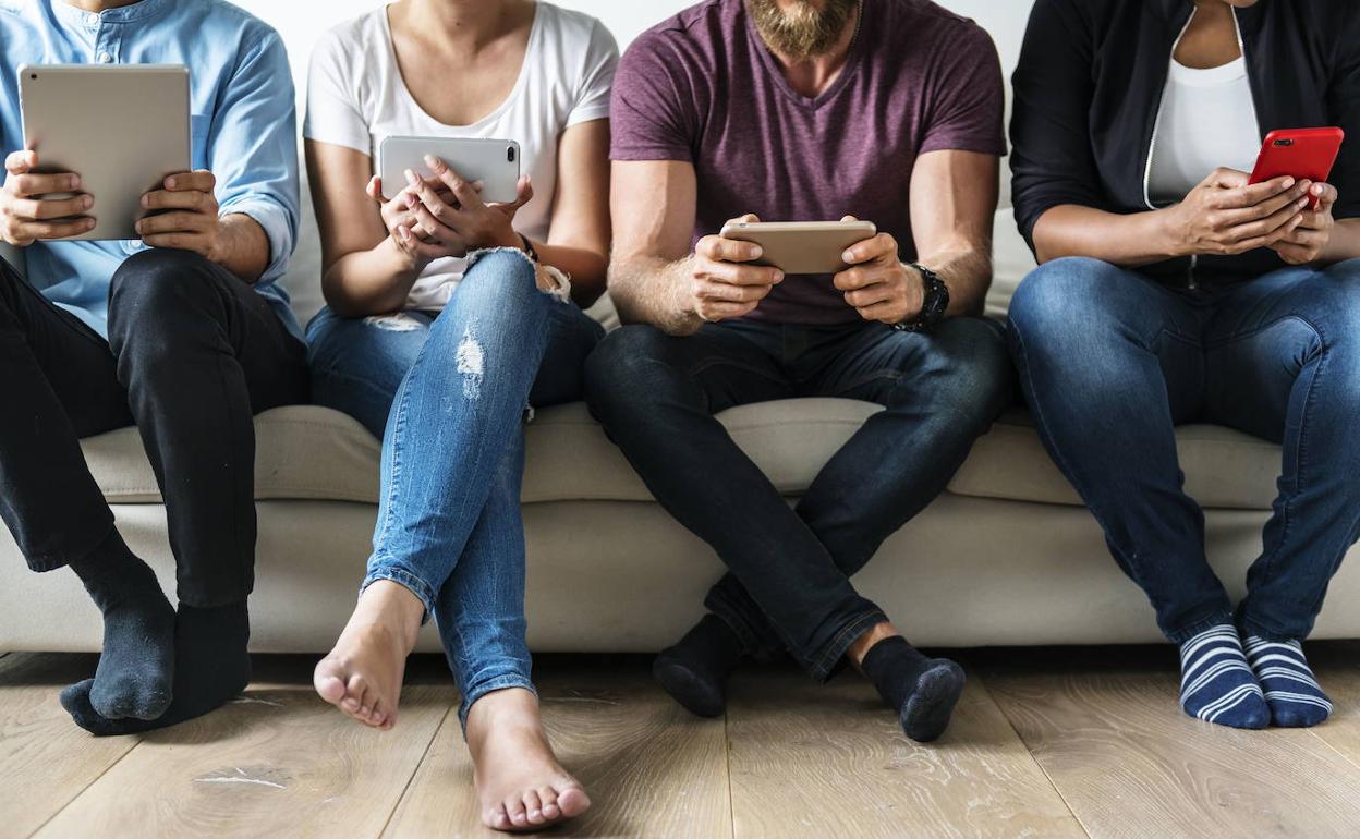 Consulta algunas pautas que pueden ayudarte a estar alerta ante un posible caso de adicción a Internet o a las nuevas tecnologías. 