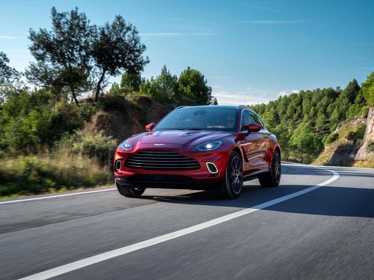 Aston Martin DBX: Este primer SUV de Aston Martin ya se ha presentado y rondará un precio de unos 200.000 euros. Aún así las entregas de este modelo con 550 CV se esperan para el segundo trimestre del año.