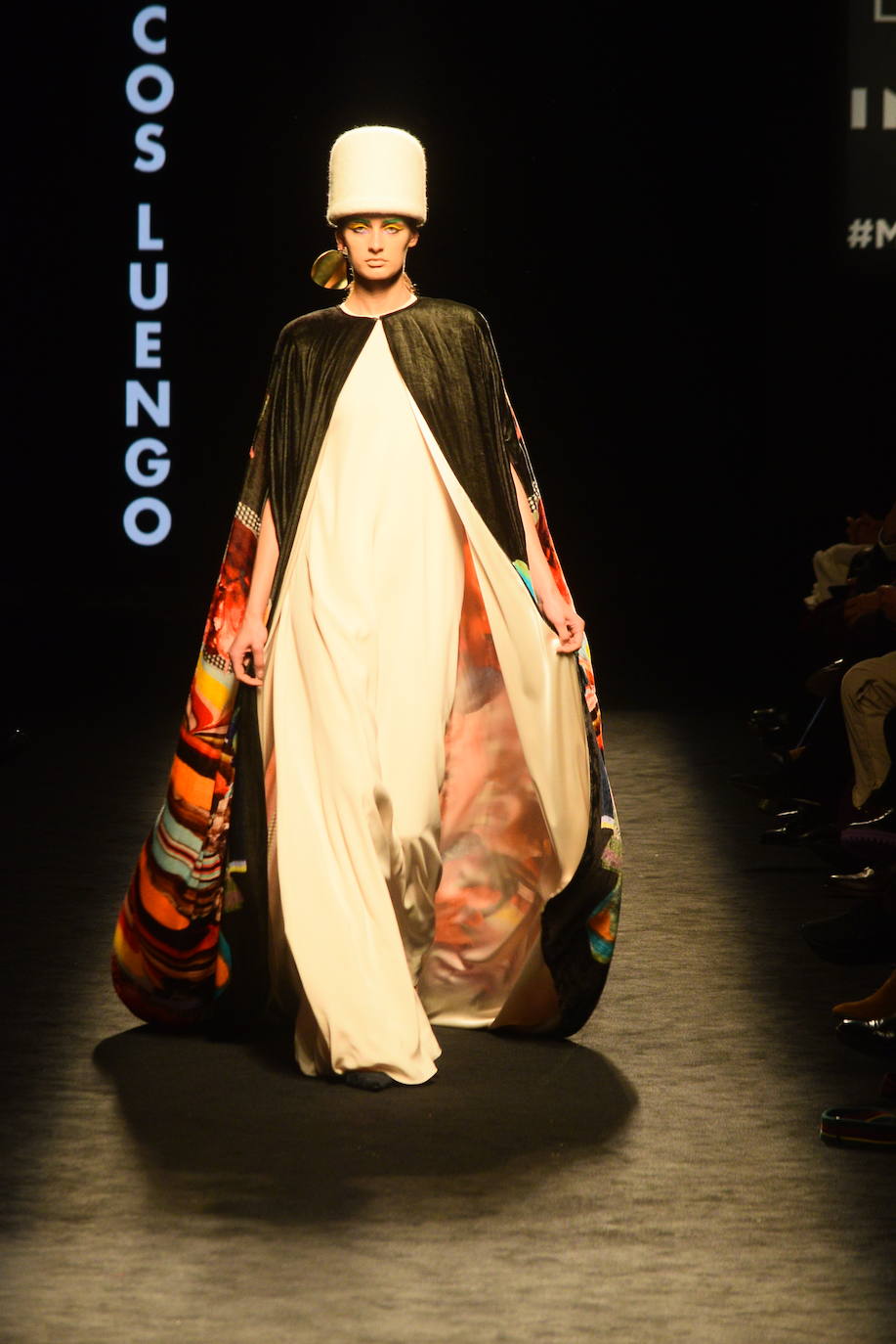 El diseñador asturiano expuso este sábado sus últimos trabajos en la pasarela de la Fashion Week Madrid, en donde predominaron sobre todo las sedas y terciopelos. 