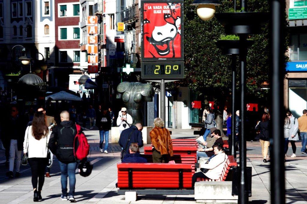 Un anticiclón sobre el norte de África es el responsable de este 'veranillo' que durará hasta el martes, según confirma la Aemet