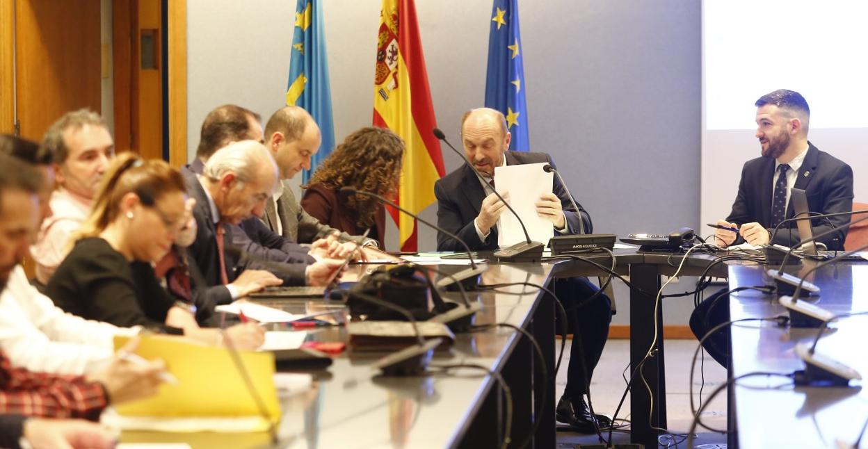 El consejero Juan Cofiño presidió la reunión de la alianza por las infraestructuras de comunicación que Asturias necesita. 