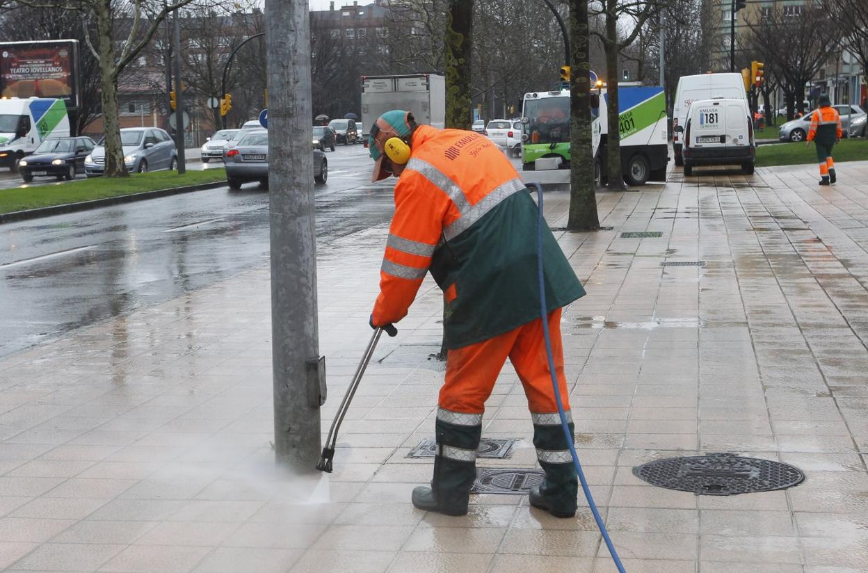 Un operario de Emulsa lava una acera de El Llano, dentro del nuevo plan de limpieza barrio a barrio. 