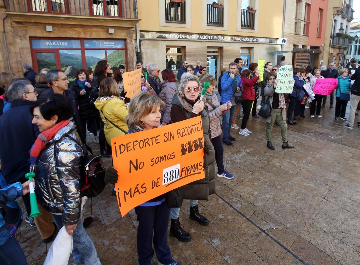 Los usuarios de los centros deportivos. 