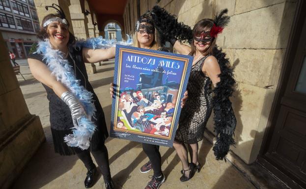 Carmen Peláez, autora del cartel; Sonia Miranda, futura Reina del Goxu, y Yolanda Alonso, concejala de Festejos, sacaron las primeras plumas para anunciar el Carnaval. 