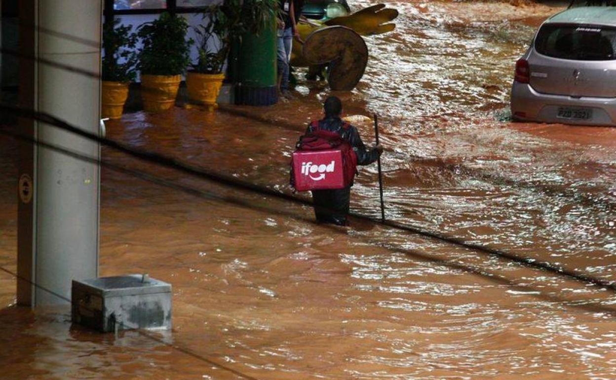 La dura historia detrás de la foto viral de un repartidor de comida a domicilio durante unas inundaciones
