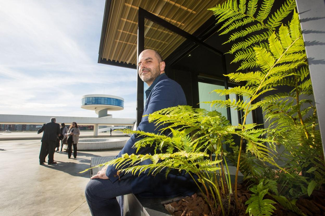 Roberto Suárez, responsable del laboratorio New Frontier, en el exterior de la Room 2030, expuesta en el Centro Niemeyer. 