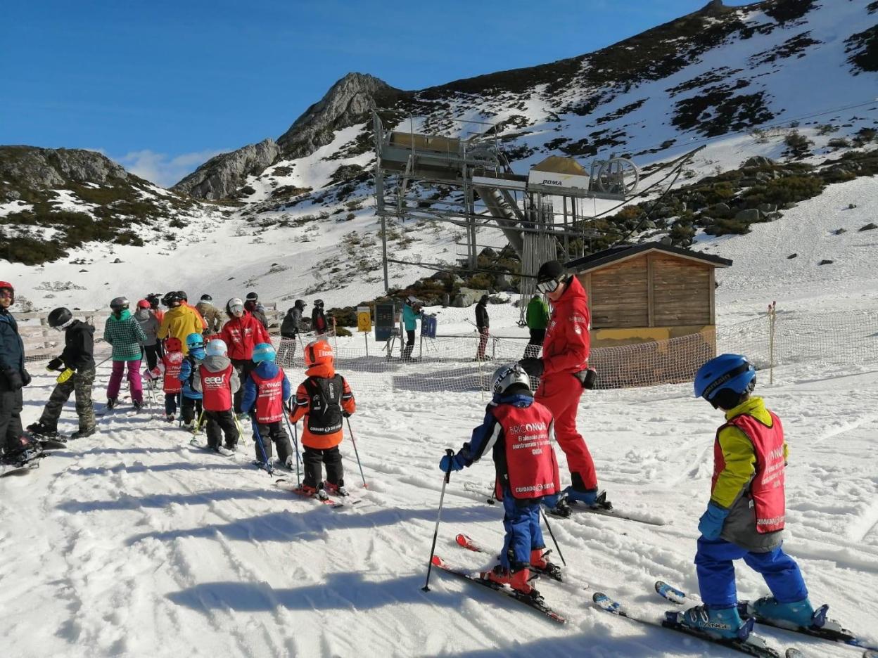 Un grupo de escolares, disfrutando ayer de la Semana Blanca en Fuentes de Invierno. 
