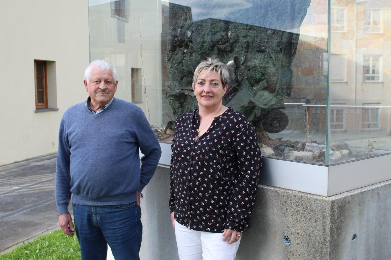 Manuel Méndez y Maite Martínez, ante a un contenedor calcinado en los incendios de El Franco. 