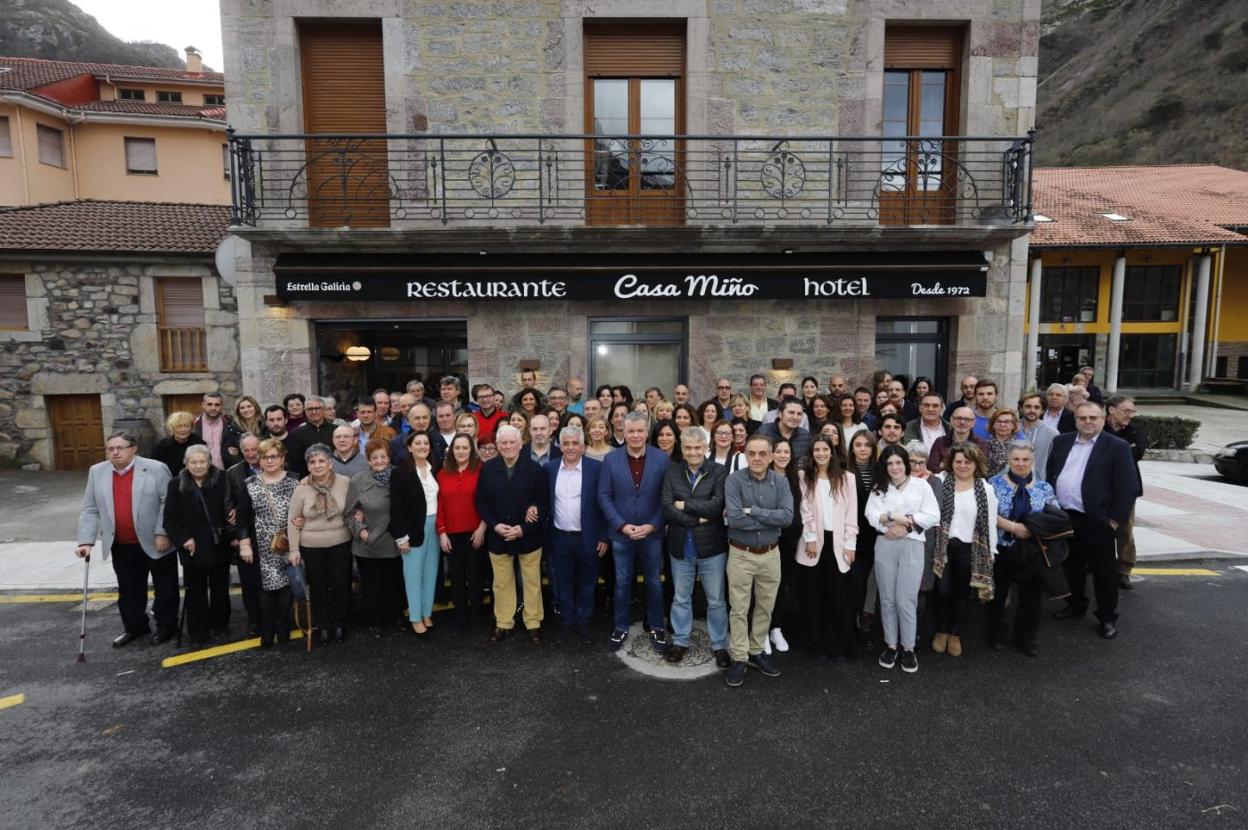 Herminio Cano, junto a Belarmino Feito y el alcalde, Belarmino Fernández, con los asistentes a la reapertura de Casa Miño. 