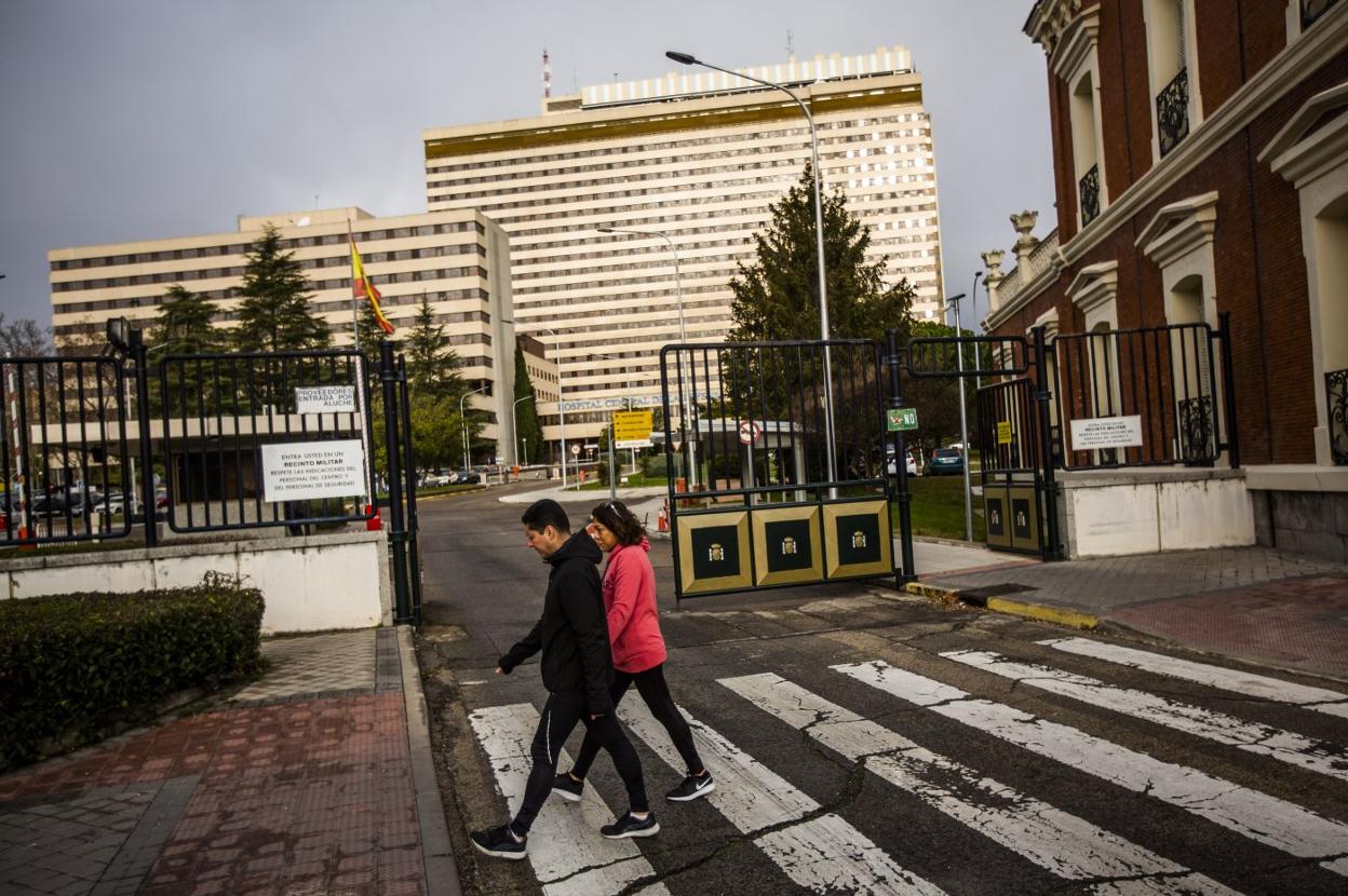 Acceso principal al Gómez Ulla, el hospital del Ministerio de Defensa donde están en cuarentena los españoles de Wuhan. 