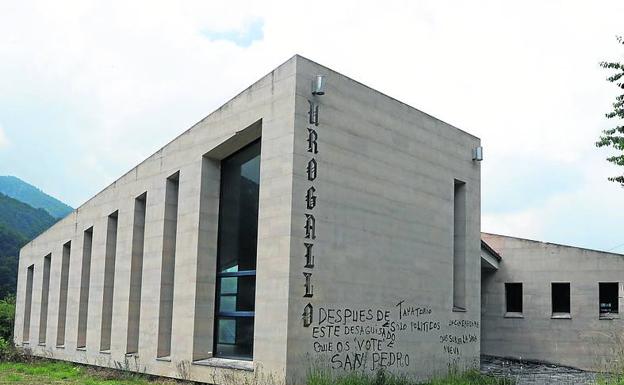 La Casa del Urogallo. Nunca tuvo actividad, pese a la polémica que originó su construcción, pues supuso la demolición de las antiguas escuelas de la localidad casina de Tarna. En 2018, el Ayuntamiento de Caso, decidió renunciar al proyecto y solicitó su conversión en centro vecinal. 