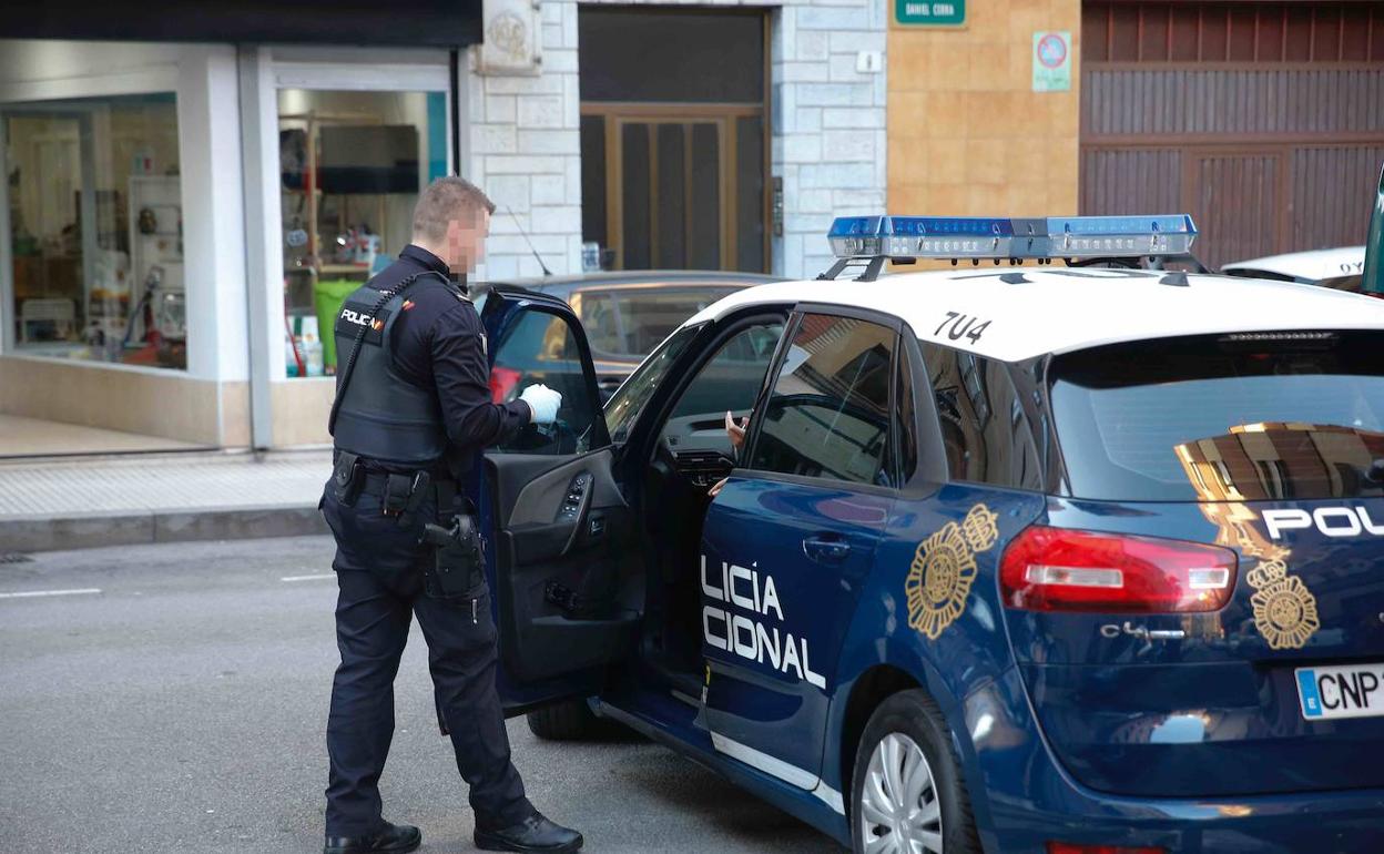 Crimen de Gijón | La Policía busca a un hombre «agresivo» y con tres condenas anteriores por malos tratos