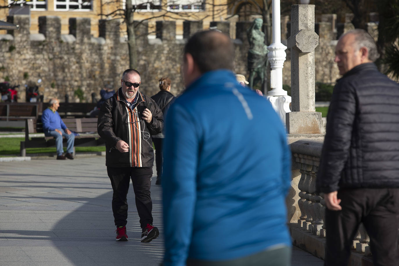 Los asturianos han disfrutado de unos días con temperaturas poco habituales en esta época del año, aunque los termómetros comenzarán a descender a partir del martes. 