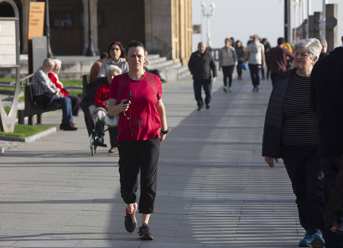 Los asturianos han disfrutado de unos días con temperaturas poco habituales en esta época del año, aunque los termómetros comenzarán a descender a partir del martes. 