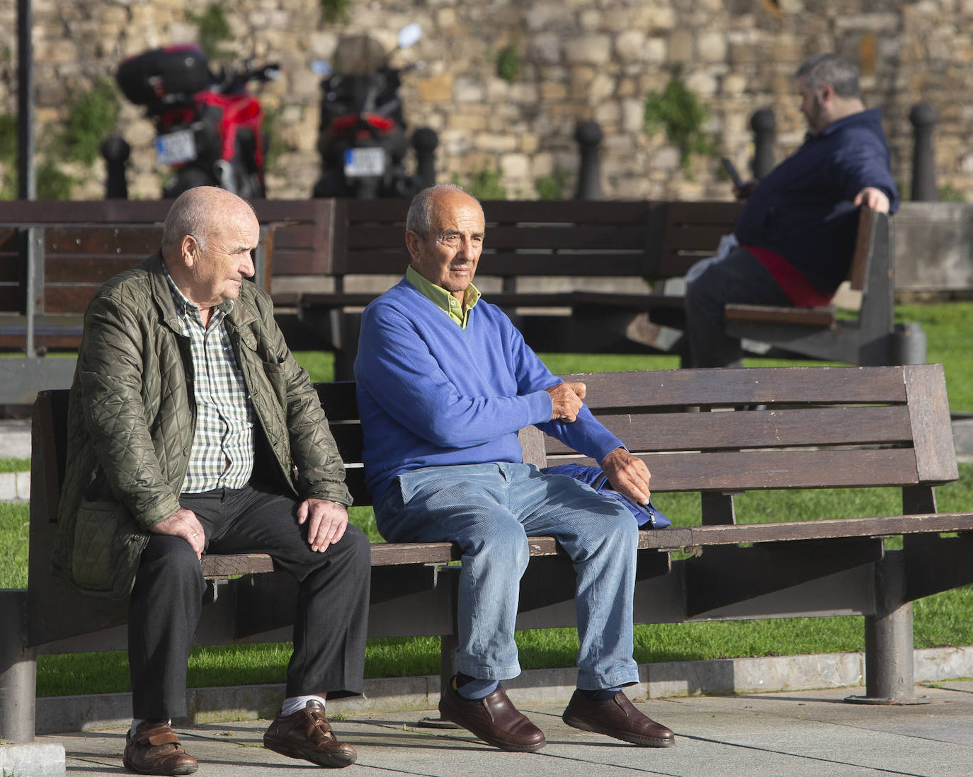 Los asturianos han disfrutado de unos días con temperaturas poco habituales en esta época del año, aunque los termómetros comenzarán a descender a partir del martes. 