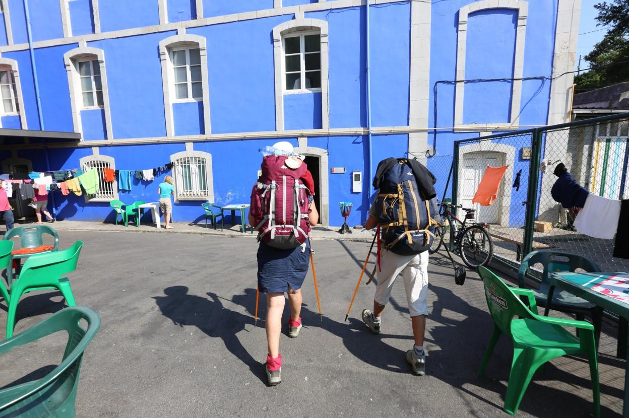 Un grupo de peregrinos llega a Avilés para descansar en su ruta a Santiago. 