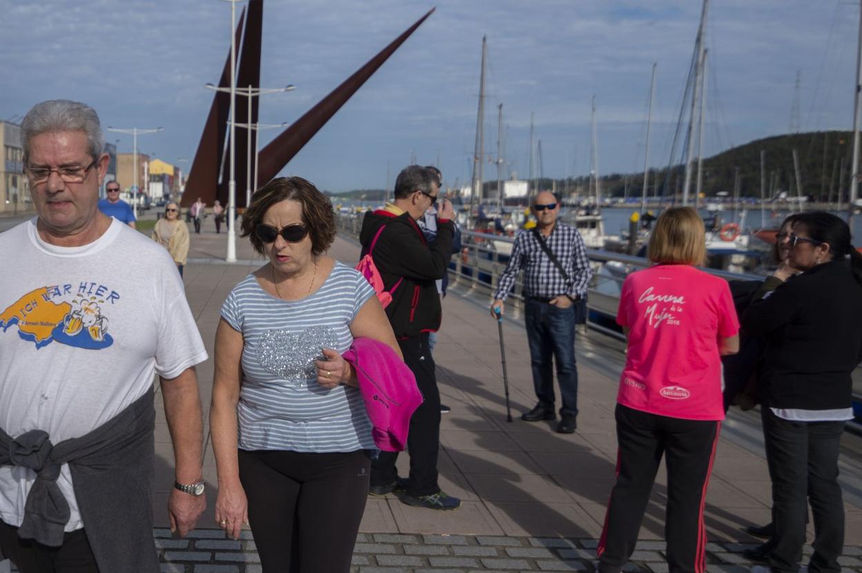 El paseo de la ría fue ayer uno de los lugares preferidos por los avilesinos para disfrutar del buen tiempo. 