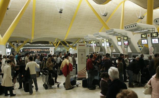 Día caótico en Barajas: de los drones al aterrizaje de emergencia