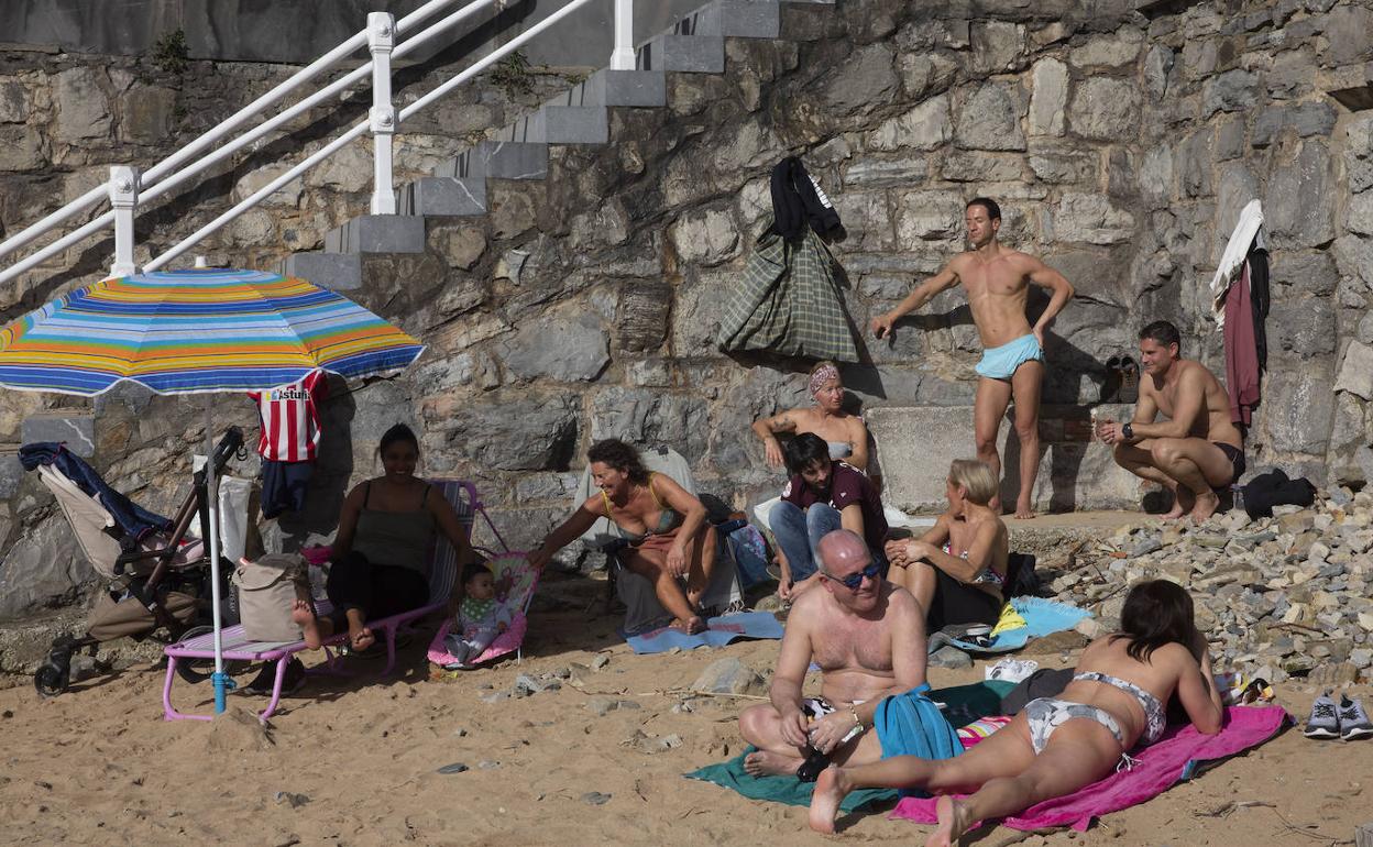 Varias personas han disfrutado de la playa durante una jornada de calor. 