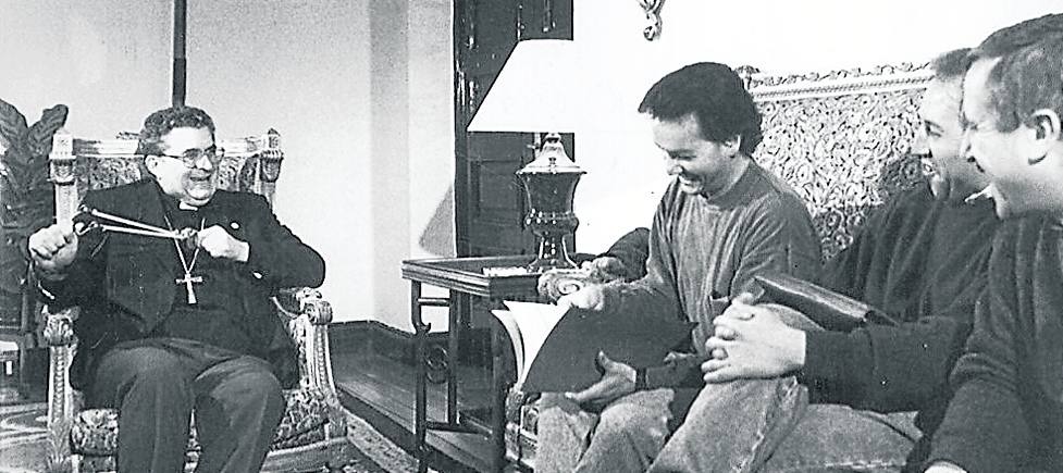 Imagen icónica. Díaz Merchán, con el 'gomeru' y los trabajadores de Duro Felguera.