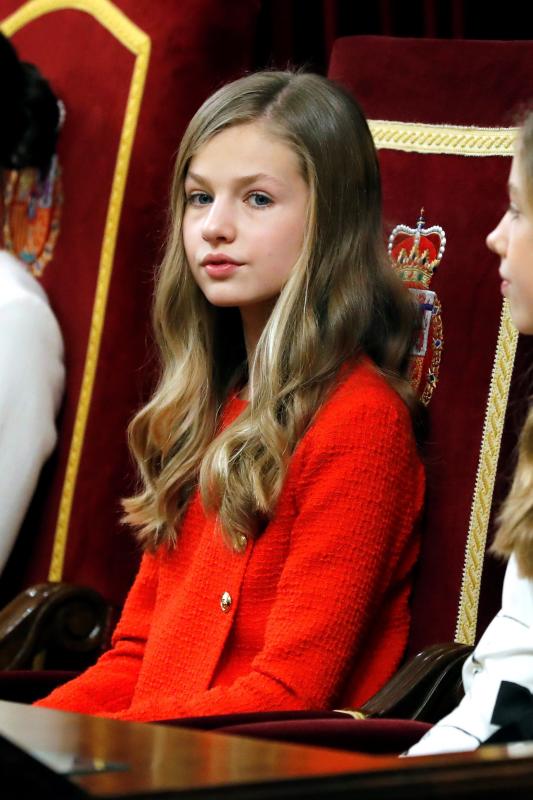 El rey Felipe VI, doña Letizia y sus hijas, la princesa Leonor y la Infanta Sofía, han presidido en el Congreso el acto oficial de inicio de la XIV Legislatura.