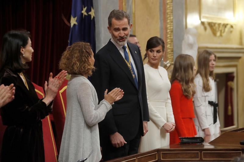 El rey Felipe VI, doña Letizia y sus hijas, la princesa Leonor y la Infanta Sofía, han presidido en el Congreso el acto oficial de inicio de la XIV Legislatura.