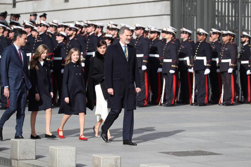 El rey Felipe VI, doña Letizia y sus hijas, la princesa Leonor y la Infanta Sofía, han presidido en el Congreso el acto oficial de inicio de la XIV Legislatura.