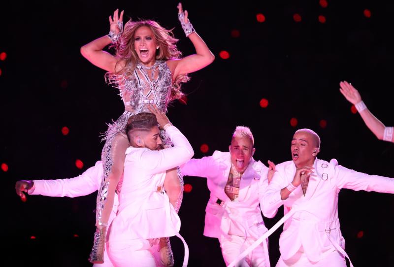 Jennifer López y Shakira han protagonizado el intermedio musical de la Super Bowl y han puesto a bailar al Hard Rock Stadium con un ritmo frenético y lleno de sensualidad.