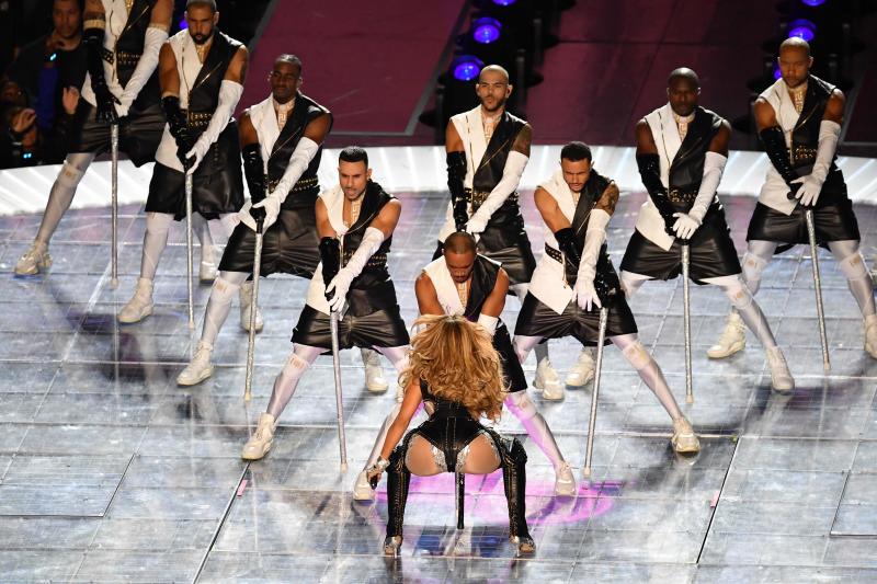 Jennifer López y Shakira han protagonizado el intermedio musical de la Super Bowl y han puesto a bailar al Hard Rock Stadium con un ritmo frenético y lleno de sensualidad.