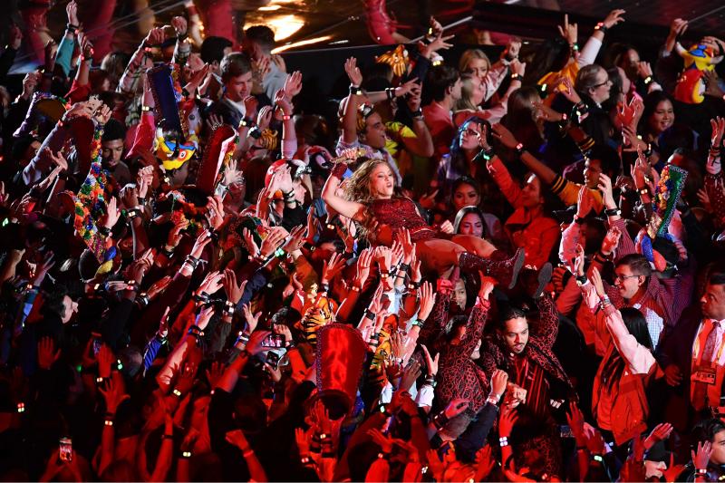 Jennifer López y Shakira han protagonizado el intermedio musical de la Super Bowl y han puesto a bailar al Hard Rock Stadium con un ritmo frenético y lleno de sensualidad.