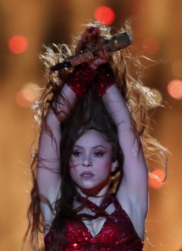 Jennifer López y Shakira han protagonizado el intermedio musical de la Super Bowl y han puesto a bailar al Hard Rock Stadium con un ritmo frenético y lleno de sensualidad.