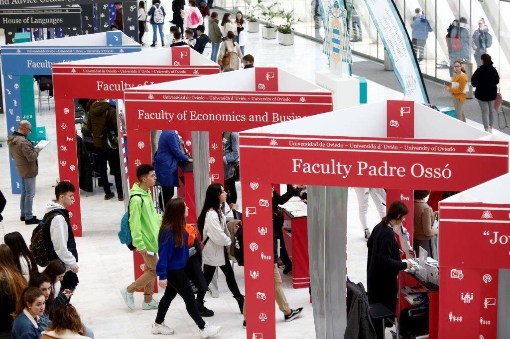 Más de 7.000 alumnos pasarán por los stands de la diferentes escuelas y facultades que la Universidad de Oviedo Palacio de Exposiciones y Congresos de la capital asturiana. La EBAU para la gran mayoría tendrá lugar los días 3, 4 y 5 de junio.