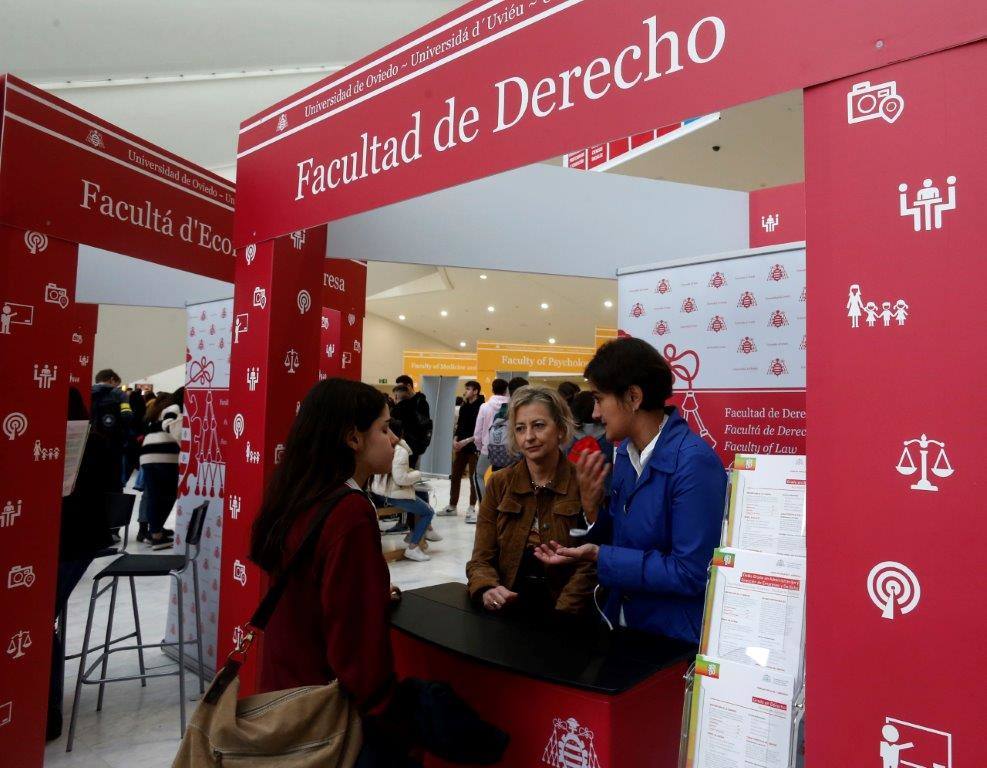 Más de 7.000 alumnos pasarán por los stands de la diferentes escuelas y facultades que la Universidad de Oviedo Palacio de Exposiciones y Congresos de la capital asturiana. La EBAU para la gran mayoría tendrá lugar los días 3, 4 y 5 de junio.