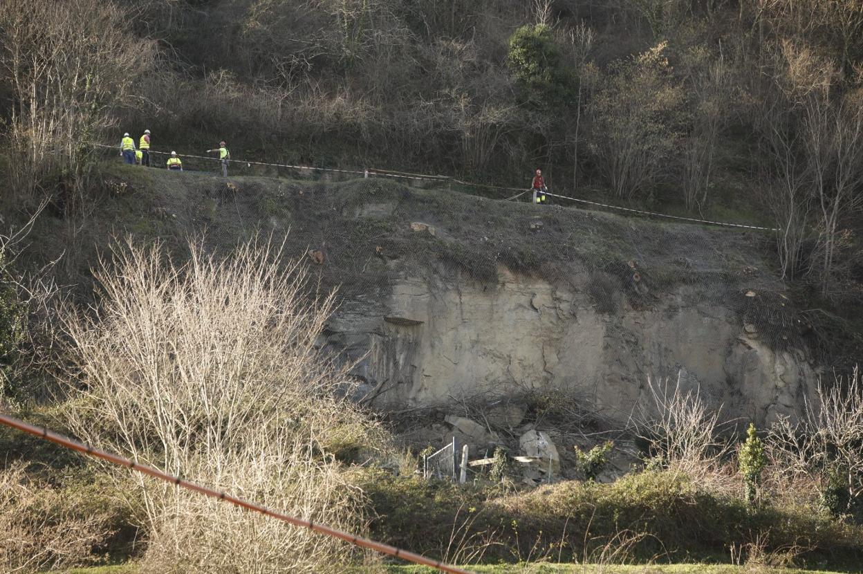 Los operarios comenzaron ayer a colocar las malla de contención en Boo. 