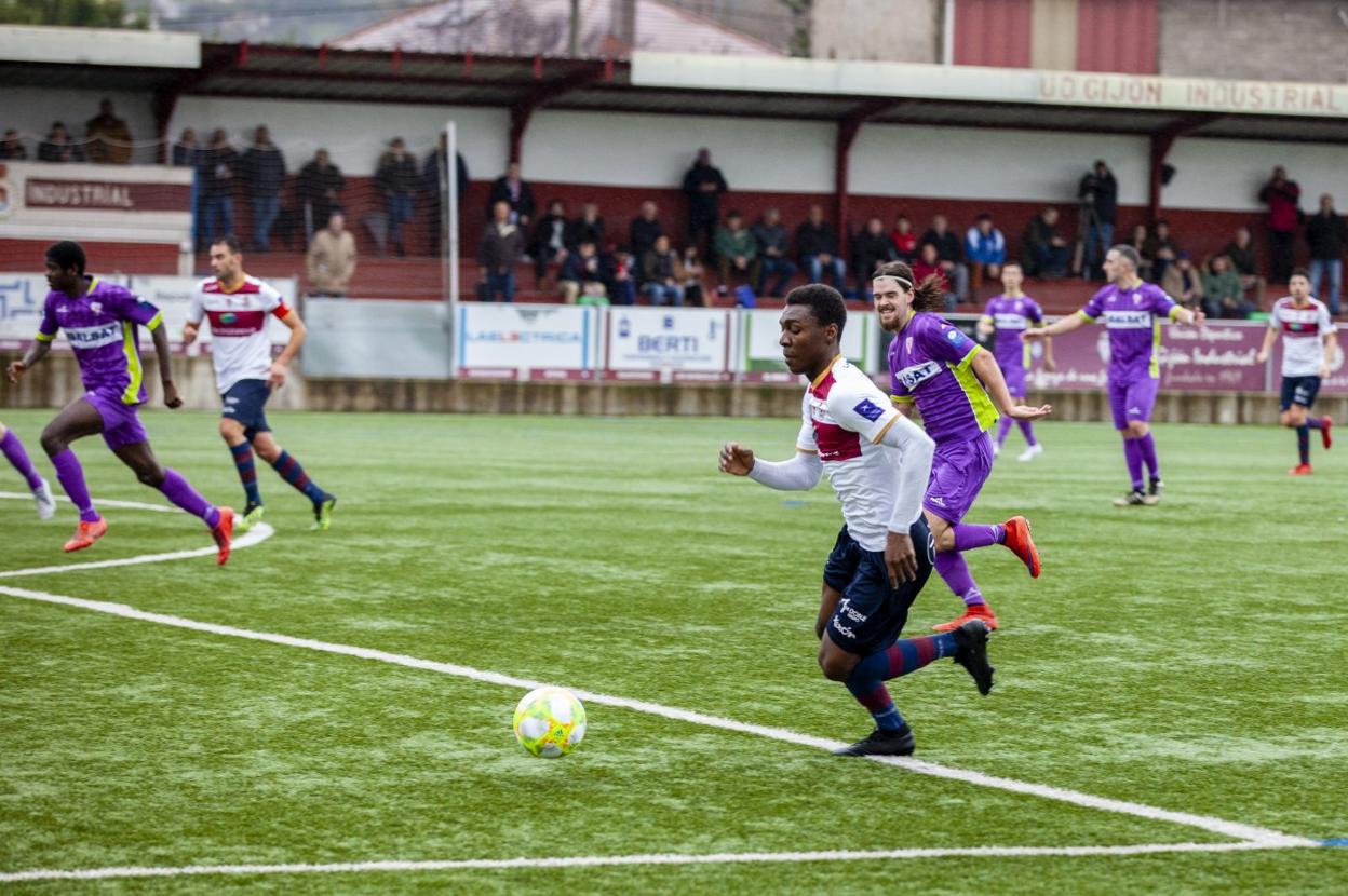 El extremo del Gijón Industrial Kone, durante el duelo contra L'Entregu esta temporada en Santa Cruz. 