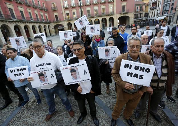 Familiares y amigos de Eleazar, concentrados con carteles de apoyo en la plaza Mayor. 