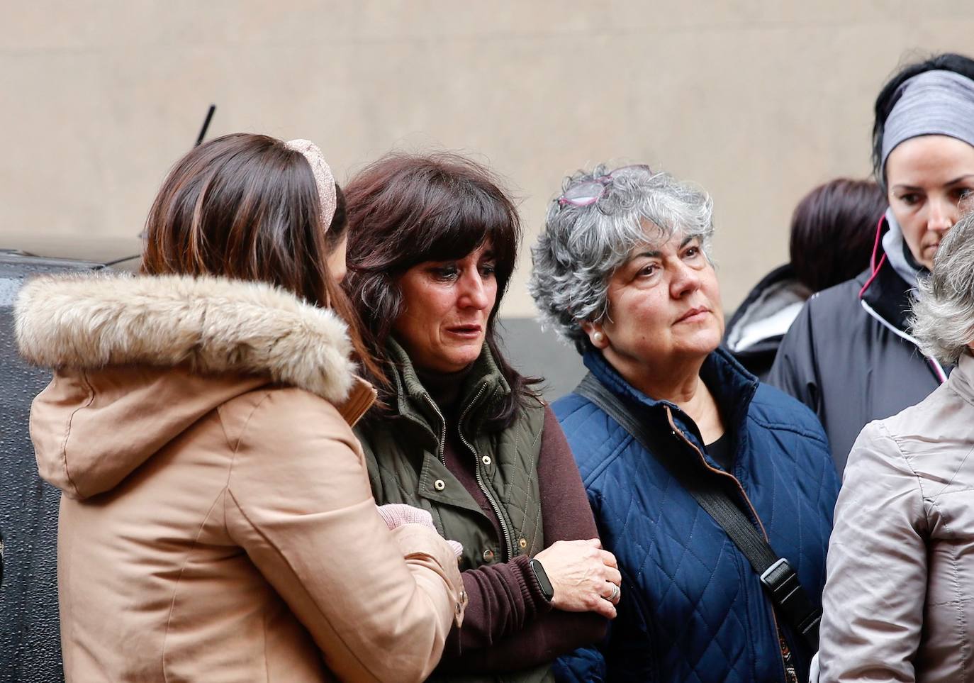 Trabajadores de la empresa Brillastur se han concentrado ante la sede de la empresa en memoria de su compañera Lorena Dacuña, asesinada en Gijón.