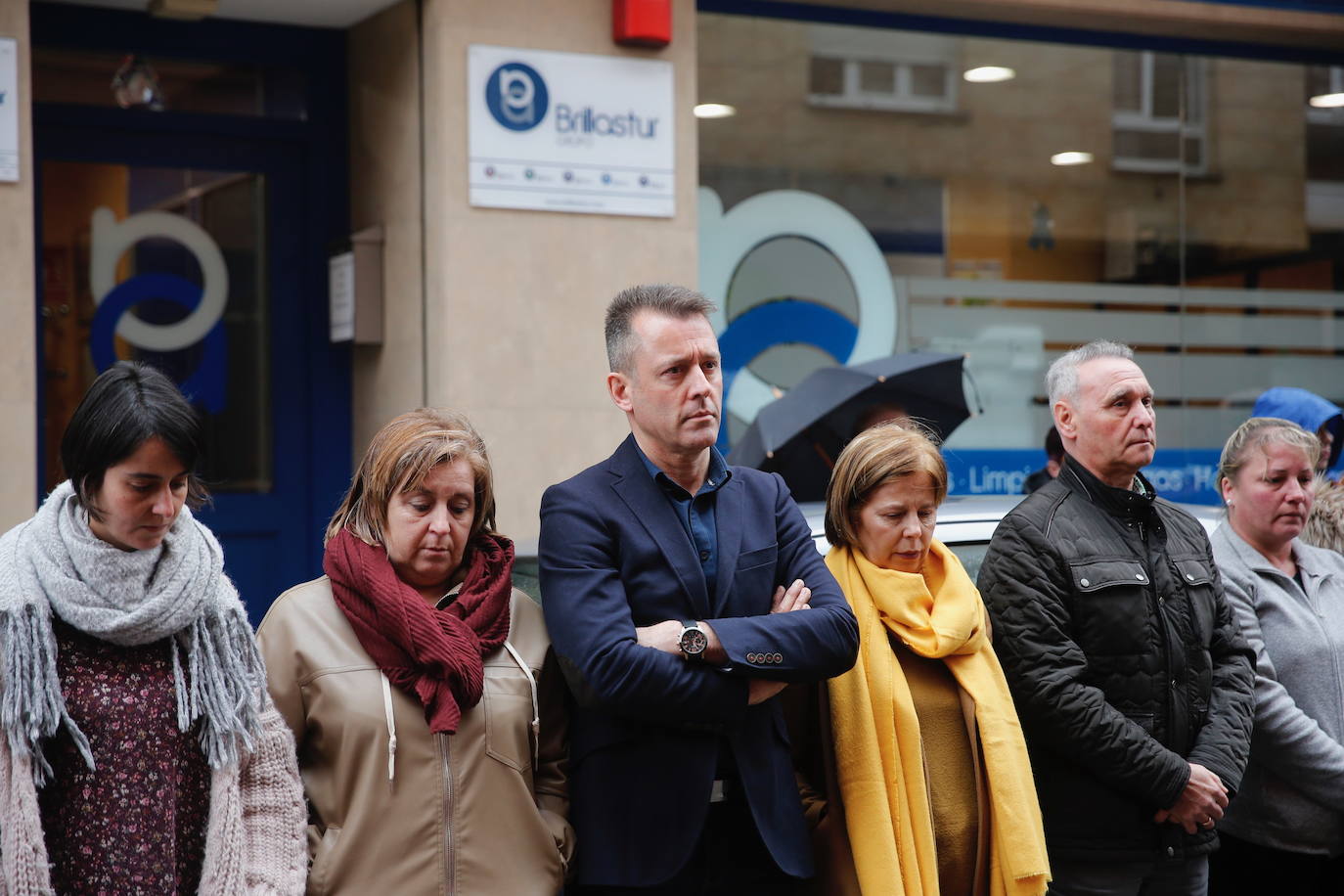 Trabajadores de la empresa Brillastur se han concentrado ante la sede de la empresa en memoria de su compañera Lorena Dacuña, asesinada en Gijón.