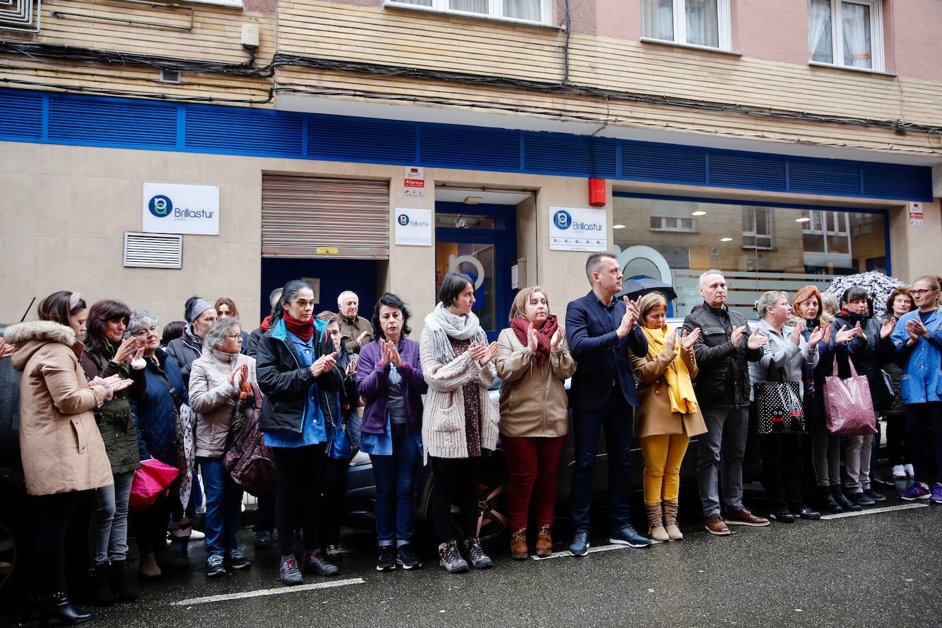 Trabajadores de la empresa Brillastur se han concentrado ante la sede de la empresa en memoria de su compañera Lorena Dacuña, asesinada en Gijón.