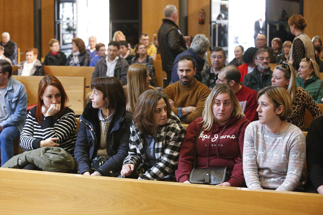 Los familiares, amigos y conocidos de Lorena Dacuña, la mujer asesinada en Gijón, le han brindado su último adiós este miércoles. 