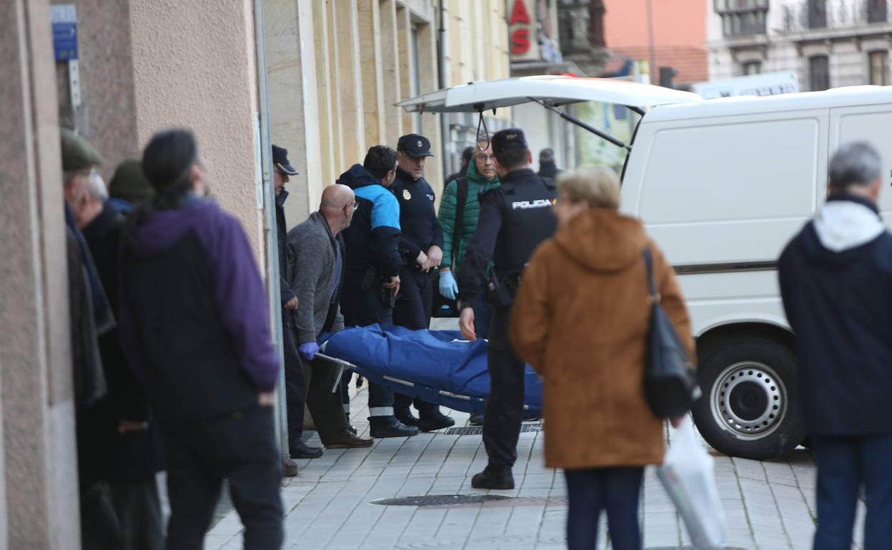 Fallece una mujer de 71 años en plena calle en Avilés