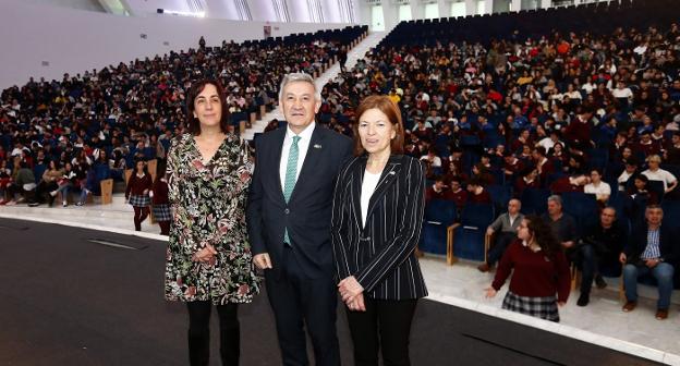 La directora general de Ordenación, Evaluación y Equidad Educativa, Paula García; el rector, Santiago García, y la vicerrectora de Estudiantes, Elisa Miguélez, en las Jornadas de Orientación Universitaria. 