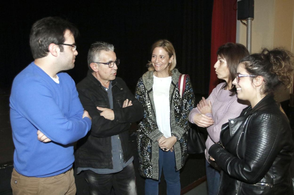 Iván López, Manuel Martínez, Tania Esteban, Iluminada Palomino y Andrea Martínez, en el salón de actos del Ateneo. 