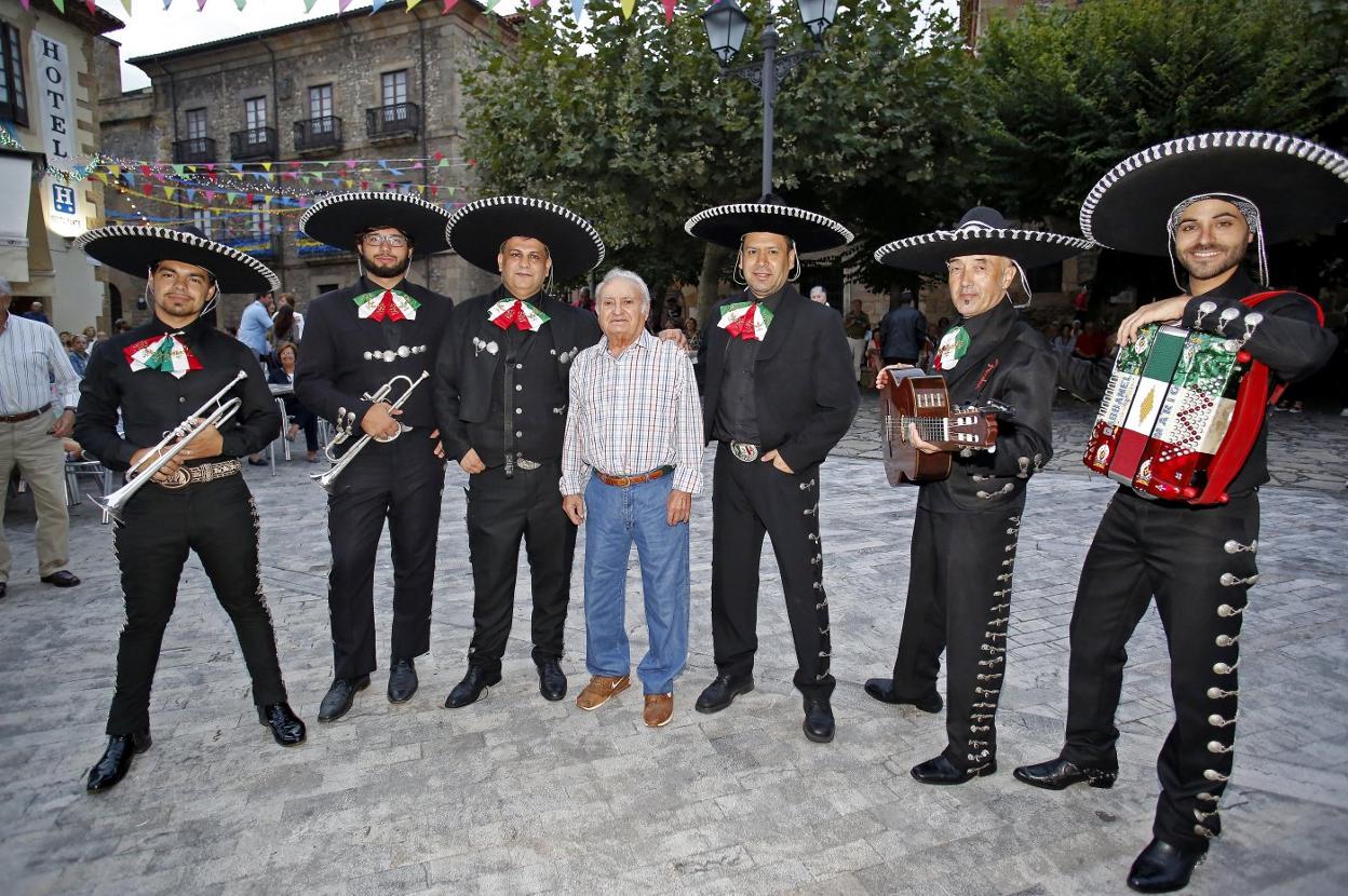 Manolo Carrizo, rodeado de mariachis en la plaza de Jovellanos en septiembre de 2018, durante el homenaje que se le tributó. 