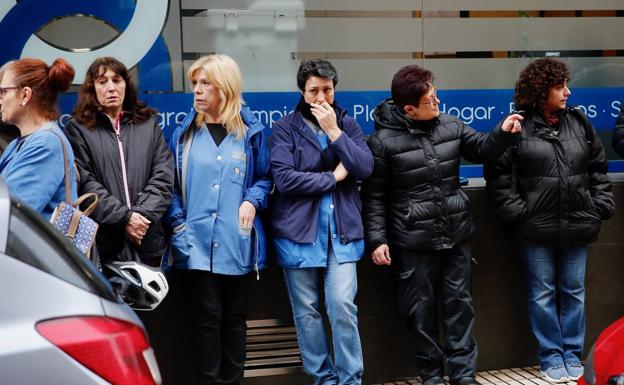 Galería. Los compañeros guardaron un minuto de silencio en recuerdo a Lorena. 