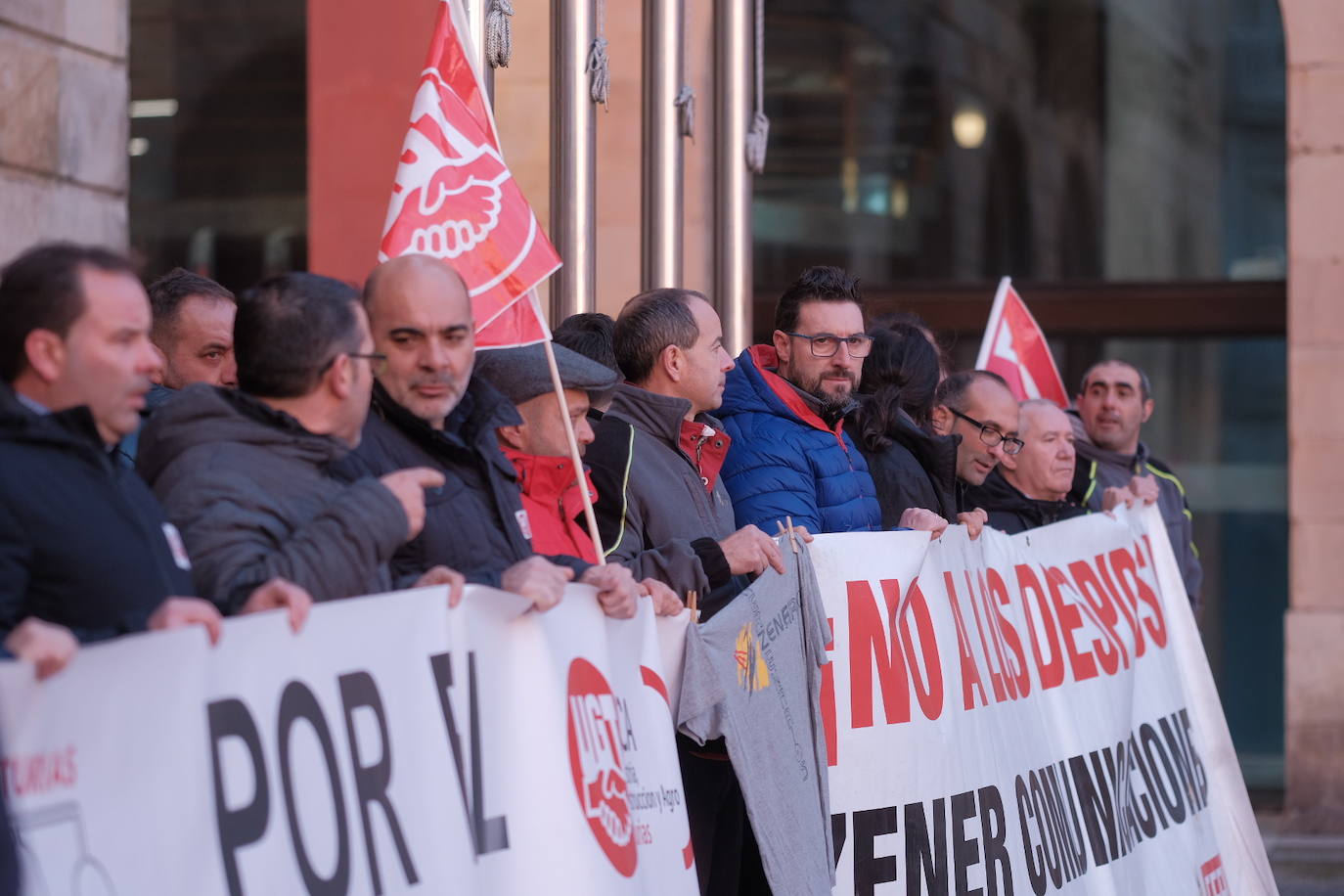 Trabajadores de Zener se han concentrado frente al Ayuntamiento de Gijón para instar a la empresa a retormar la negociación del ERE. Piden la mediación de Euskaltel, «el principal damnificado junto a los clientes de Telecable».