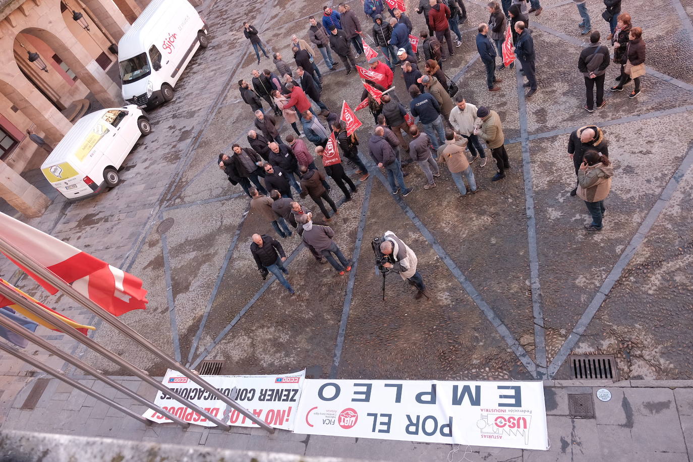 Trabajadores de Zener se han concentrado frente al Ayuntamiento de Gijón para instar a la empresa a retormar la negociación del ERE. Piden la mediación de Euskaltel, «el principal damnificado junto a los clientes de Telecable».