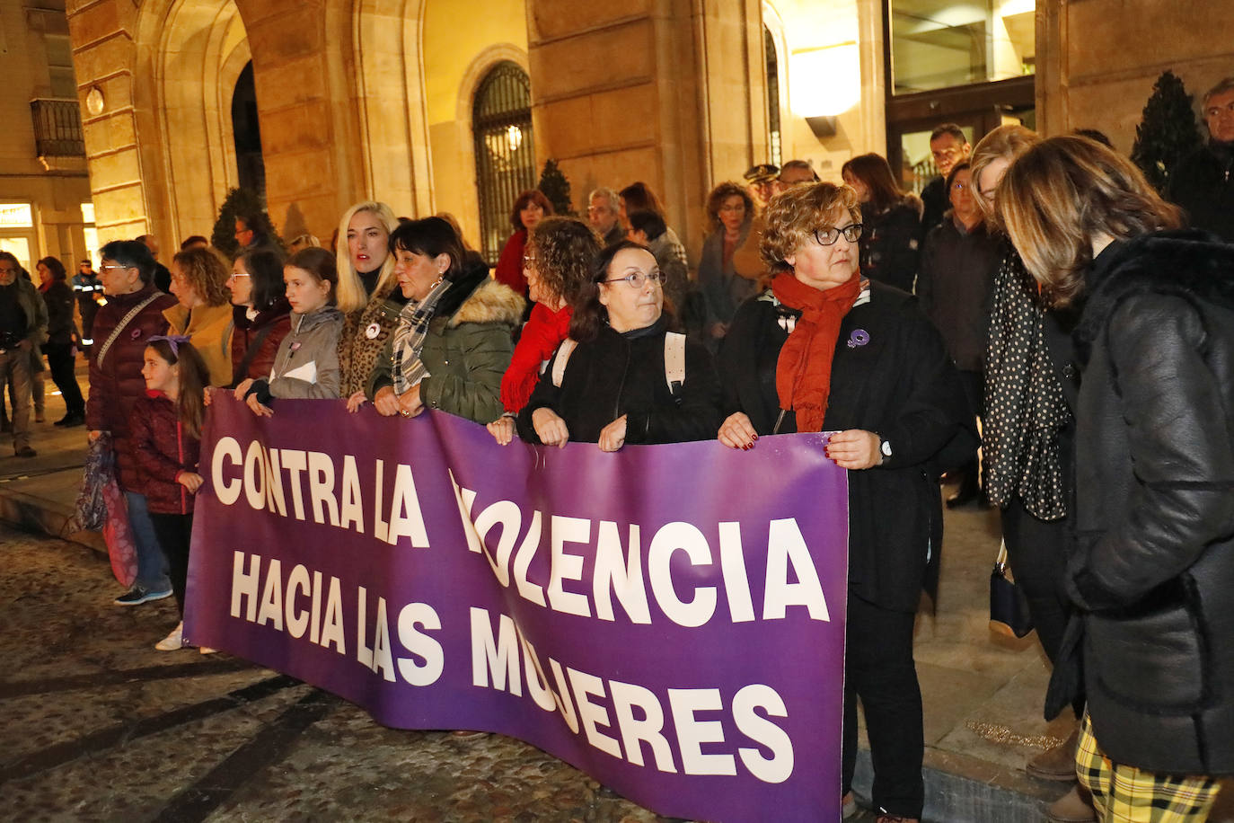 El presidente del Principado, Adrián Barbón, y la alcaldesa de Gijón, Ana González, mostraron su apoyo a la familia de la fallecida e hicieron hincapié en la necesidad de redoblar esfuerzos y mejorar recursos en la lucha contra la violencia de género.