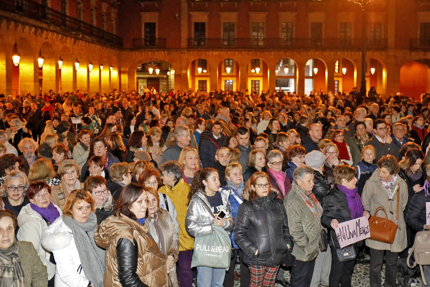 El presidente del Principado, Adrián Barbón, y la alcaldesa de Gijón, Ana González, mostraron su apoyo a la familia de la fallecida e hicieron hincapié en la necesidad de redoblar esfuerzos y mejorar recursos en la lucha contra la violencia de género.